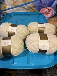 Vintage Lot Bernat Berella 4 Knitting Worsted Gauge 100% Blended Acrylic 8940 - Picture 1 of 6