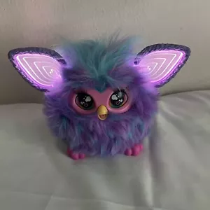 Peluche Furby Viola Tie Dye Interattivo Giocattolo Parlante 2023 Orecchie Luminose Funzionante - Foto 1 di 22