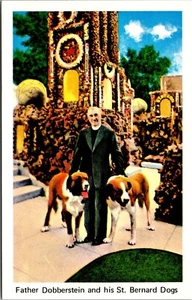 Cartolina d'epoca West Bend Iowa IA padre Dobberstein e i suoi cani di San Bernardo grotta - Foto 1 di 2
