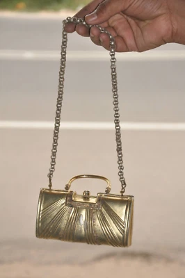 Cartera de dama vintage de latón con forma única hecha a mano de calidad de aleta, bonita pátina Foto 1 de 4
