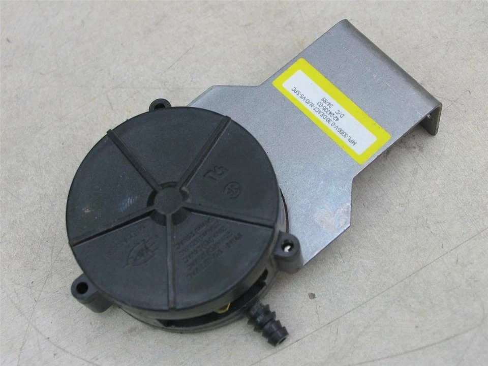 Goodman MPL-9300-V-0.30-DEACT-N/O-VS-SPC Air Pressure Switch 42-24335-03 - Image 1 of 1