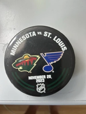 Minnesota Wild VS St. Louis Blues disco de calentamiento Foto 1 de 2