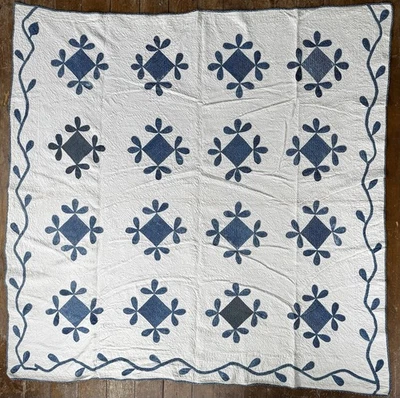 古董拼布被子,79x80,蓝色 N 白色蜜蜂图案,令人惊叹的绗缝 — 第 1/4 张图片