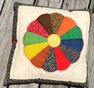 Almohada vintage Dresden Plate multicolor estampado calicó firmada 1985 Dickie - Imagen 1 de 9