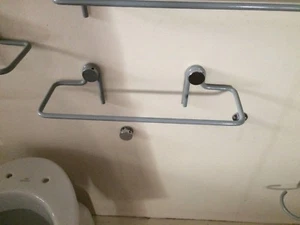 BERTOCCI 7039 SUPPORTO PER MENSOLA /SALVIETTE LINEA SEGNO Cm41X12 LACCATO GRIGIO - Picture 1 of 1