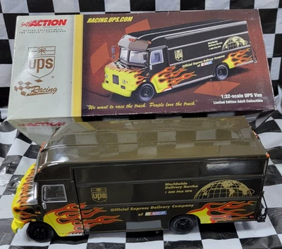 Furgoneta NASCAR fundida a presión de edición limitada 1:32 UPS FLAMES 2001 RARA “Carrera con el camión” Foto 1 de 4