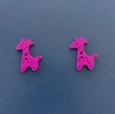 2 Botones Jirafa Púrpura Costura Artesanía Álbum de Recortes 1" x 7/8 pulgadas Madera 2 Agujeros Foto 1 de 2