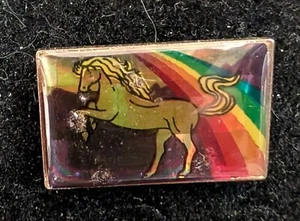 Vintage Emaille Einhorn Regenbogen Hintergrund reflektierende Hutnadel Größe 1" x 3/4" - Bild 1 von 1