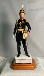 Vintage Royal Worcester "AN OFFICER OF THE PALATINE GUARD", in mint condition - Picture 1 of 6