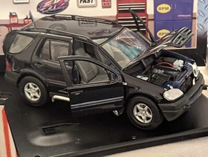 ATEMBERAUBENDER MERCEDES BENZ ML320 SUV BLAU SCHWARZ FARBGEBUNG 1:18 SCL SIEHE FOTOS - Bild 1 von 22