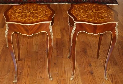 Deslumbrante par de mesas finais Ormolu estilo francês Louis XV madeira mista incrustada - Imagem 1 de 4