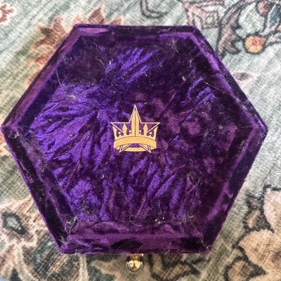 Esta es una paleta de sombras de ojos Jeffree Star Cosmetics con terciopelo triturado Foto 1 de 2