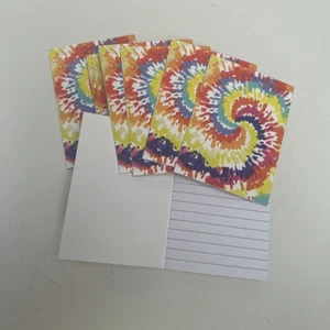 Paquete de 10 mini cuadernos tie dye (4,75” X 3,25”) 32 páginas forradas en el interior - Imagen 1 de 1
