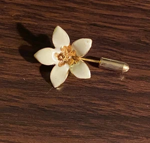 Vintage weiße Emaille Blume (Kamelie oder Gänseblümchen?)Goldfarbene Stecknadel Brosche klein - Bild 1 von 5