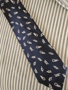 Corbata de seda H FROGG London. Azul marino con nudo náutico plateado 57" x 3 3/4" - Imagen 1 de 3