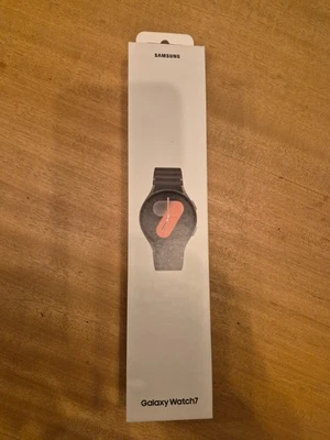 Samsung Galaxy Watch7 - Galaxy AI - 40mm - Green - BRAND NEW in sealed box - Image 1 of 4
