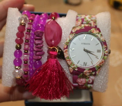 Strada 粉色花朵花卉图案带丙烯酸表带手表。 未使用 — 第 1/3 张图片
