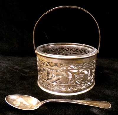 ANTIGUO AZUCARERO CRISTAL TRANSPARENTE con REVESTIMIENTO FLORAL PLATEADO, MANGO + CUCHARA Foto 1 de 4