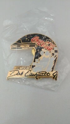 ¡NUEVO! De colección 1998 Dale Earnhardt Jr "Coca-Cola" Oso Polar Casco Sombrero Prendedor! ¡NUEVO! Foto 1 de 4