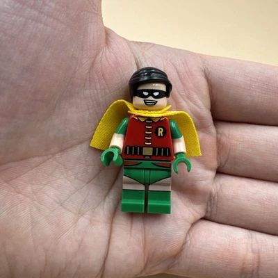 Lego DC Clásico Robin Minifigura de Batman Serie de TV Clásica Baticueva 76052 Foto 1 de 4