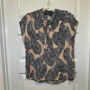 Neu mit Etikett Nine West hellbraune/schwarze Bluse mit Blätterdruck und Bindekragen Größe S - Bild 1 von 10