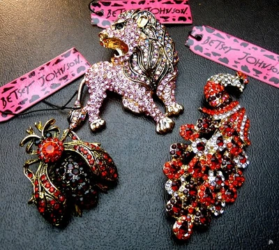BETSEY JOHNSON ENAMEL RHINESTONE LION BEE & PEACOCK FIGURAL BROOCH PENDANT LOT! - Image 1 of 4