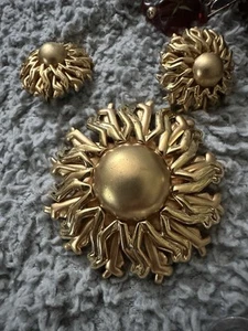 Vintage MONET Gold Tone Burst Statement Brooch Pin & Earrings Set - Picture 1 of 4