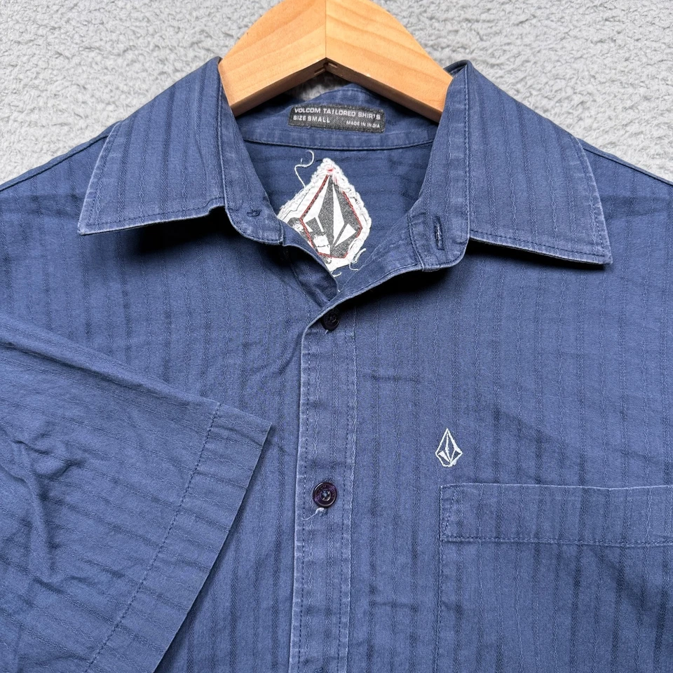 Volcom Shirt Mens Small Short Sleeve Button Up Blue Striped Logo Skater Cotton - Image 1 of 4