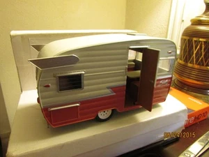 Cámper Greenlight MÁQUINA VERDE SHASTA 15' AIRFLYTE escala 1:24 - rojo/marfil - nuevo - Imagen 1 de 5
