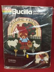 Bucilla Tela Plastica Pretagliata #5901 Welcome Friends Portachiavi e Posta NUOVO Kit  - Foto 1 di 12