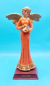 Estatuilla de ángel ""Trust"" base naranja y dorado marrón, ángel sosteniendo un pájaro - Imagen 1 de 10