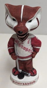 Bobblehead de hockey BDA Bucky Badger Wisconsin 2002 edición coleccionista - Imagen 1 de 6