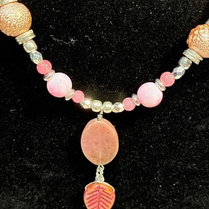 Collar artesanal de 24 pulgadas tono plata rosas con colgante  - Imagen 1 de 9