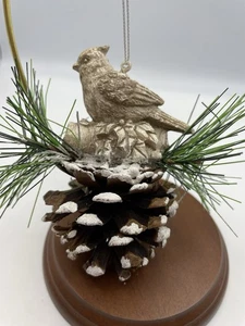 Natürlicher Tannenzapfen und Harz Kardinal Vogel 4" Weihnachtsschmuck Glitzer Schnee - Bild 1 von 4