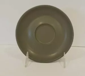 DENBY CAMELOT DUNKELGRÜN CHEVRON UNTERTASSE HERGESTELLT IN ENGLAND - Bild 1 von 2