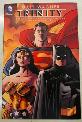 DC Comics Trinity Deluxe Edition Graphic Novel HC Batman Superman Wonder Woman - Imagem 1 de 2