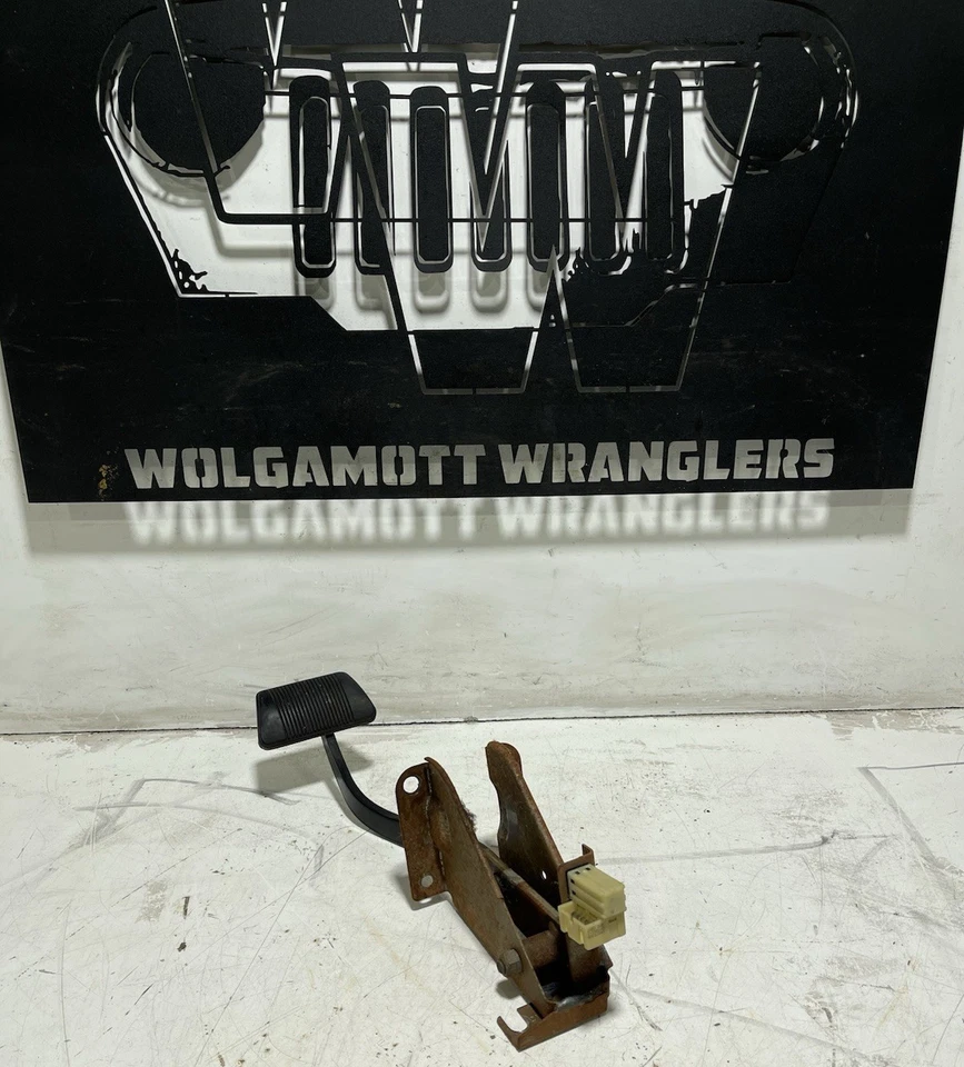 Automatic BRAKE PEDAL Assembly Bracket & Stop Lamp Switch 97-06 Jeep TJ Wrangler - Image 1 of 4