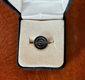 Amway Tie Tac Pin Solapa Tono Plateado con Logotipo Negro Vintage Caja Original FS - Imagen 1 de 4
