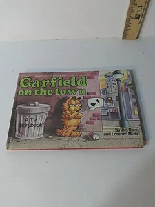 Garfield on the Town Hardcover Jim Davis 1983 Clean - Picture 1 of 2
