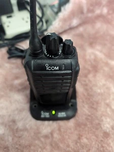 Radio de dos vías Icom IC-F4001 16 canales UHF negra con base de carga BC-192 y... - Imagen 1 de 9