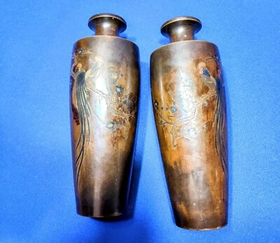 Par de jarrones de gallo japoneses con incrustaciones de metal mezclado de bronce del período Meiji firmados de 10" Foto 1 de 4