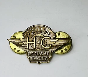 DAMEN VON HARLEY DAVIDSON OWNERS GROUP HOG LOH 2013 WESTE JACKE HUT ANSTECKNADEL - Bild 1 von 1