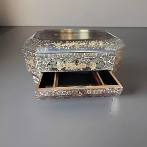 Antica scatola da lavoro cinese in lacca da esportazione con cassetto e chiave, C 1850 - Foto 1 di 22