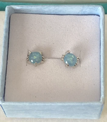 Aretes redondos plateados para joyería de moda de 5 mm azul opalita gatito gato Foto 1 de 3