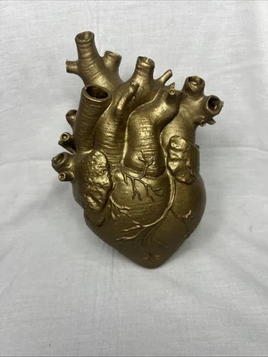 "Decoración de mesa de corazón dorado anatómico aproximado de 7"" de alto yeso rojo arenoso" Foto 1 de 4