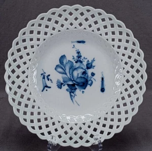 Meissen Hand Painted Blue Rose & Insects Reticulated Plate Circa 1774-1817 A - Picture 1 of 9