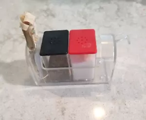 Juego de saleros y pimenteros de buzón Lucite transparente vintage con soporte para palillo de dientes MCM - Imagen 1 de 6