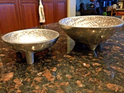Cuencos de aperitivos de aluminio martillado artesanal con patas cuencos de 5" y 6 1/2" de diámetro Foto 1 de 4