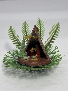 Vintage Kunststoff Krippenfigur 2" hoch mit A-Rahmen Design & Baum Hongkong - Bild 1 von 5