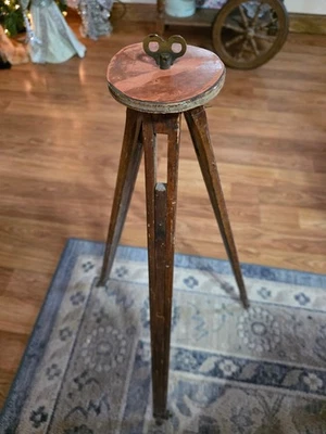 Antiguo trípode para cámara de madera y metal c-1900s - patas deslizantes con llave de cámara rara Foto 1 de 4